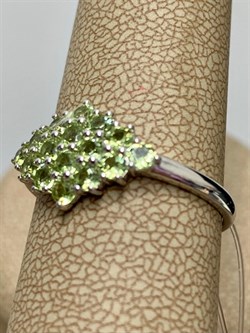 *Кольцо р.19 Хризолит Мурманск арт. К1024Ю/Ag-607/15-224 вес 2,25 г - фото 244551