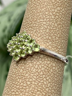 *Кольцо р.20 Хризолит Мурманск арт. К1024Ю/Ag-607/15-336 вес 2,25 г - фото 244616