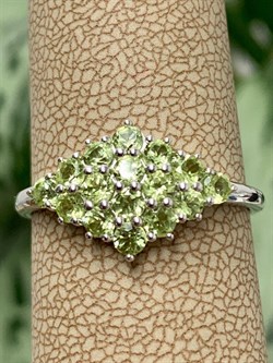 *Кольцо р.20 Хризолит Мурманск арт. К1024Ю/Ag-607/15-336 вес 2,25 г - фото 244618