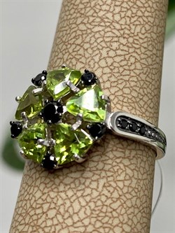 *Кольцо р.18 Орхидея Хризолит арт. К1154Ю/Ag-609/1/15-492 вес 3,18 г - фото 244662