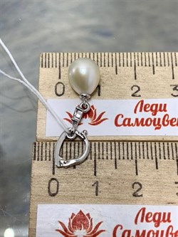 *Кулон Карабин Открывается Белый Жемчуг д.8*8,5мм арт. 3.1112.h.d-249 Вес 1,56 г - фото 250197