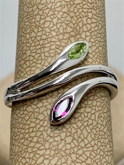 *Кольцо р.18,5 Родолит Хризолит арт. SM-R02898-X-W-SO-X-lil-270 вес 3,34 г - фото 257916