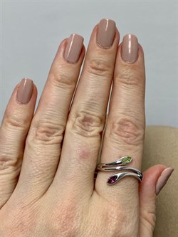*Кольцо р.18,5 Родолит Хризолит арт. SM-R02898-X-W-SO-X-lil-270 вес 3,34 г - фото 257917