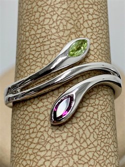 *Кольцо р.18,5 Родолит Хризолит арт. SM-R02898-X-W-SO-X-lil-270 вес 3,34 г - фото 257925