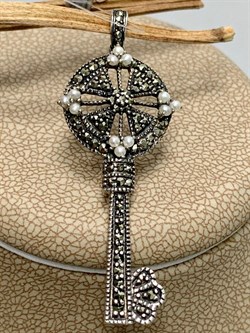 *Кулон Ключик Микро Жемчуг Марказит арт. VJ-P00287-X-O-X-X-P-610 вес 2,9 г - фото 272352