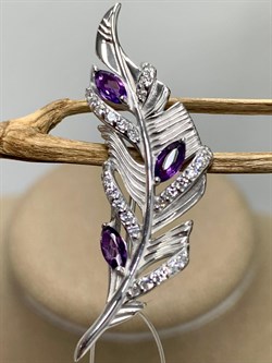 *Брошь Перо Аметист арт. 04-2298/00АМ-00-308 вес 2,76 г - фото 276886