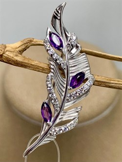 *Брошь Перо Аметист арт. 04-2298/00АМ-00-308 вес 2,76 г - фото 276888