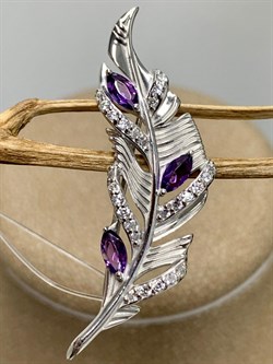 *Брошь Перо Аметист арт. 04-2298/00АМ-00-308 вес 2,76 г - фото 276889
