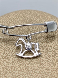 *Брошь-Булавка Лошадка Белый Бриллиант арт. 04-2265/000Б-00-980 Вес 1,38 г - фото 276973