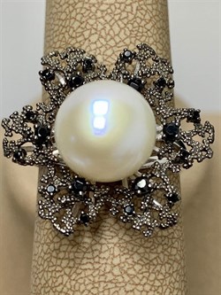 *Кольцо р.20 Белый Жемчуг Черная Шпинель иск арт. 01-2272/00ЖБ-00-576 вес 6,85 г - фото 277288 *Кольцо р.20 Белый Жемчуг Черная Шпинель иск арт. 01-2272/00ЖБ-00-576 вес 6,85 г - фото 277288