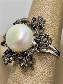 *Кольцо р.20 Белый Жемчуг Черная Шпинель иск арт. 01-2272/00ЖБ-00-576 вес 6,85 г - фото 277289 *Кольцо р.20 Белый Жемчуг Черная Шпинель иск арт. 01-2272/00ЖБ-00-576 вес 6,85 г - фото 277289