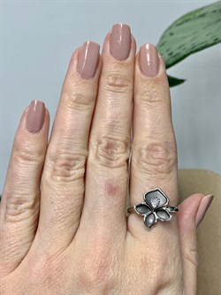 *Кольцо р.18 Лотос Белый Бр арт. 01-2882/000Б-17-900 вес 2,61 г - фото 284585