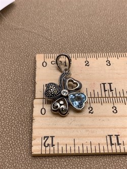 *Подвеска Клевер Марказит Голубой Топаз Сердце арт. HP1261-341 вес 3,69 г - фото 291671