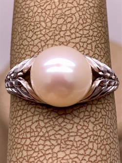 *Кольцо р.19 Белый Жемчуг д.9,5*10мм арт. 1.0480.0.b-410 Вес 2,79 г - фото 292027