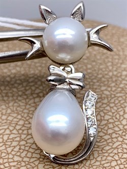 *Кулон Кошка Белый Жемчуг д.7*7,5 д.7,5*8мм арт. 3.0187.0.e-130 Вес 2,67 г - фото 292407