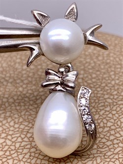 *Кулон Кошка Белый Жемчуг д.7*7,5 д.7,5*8мм арт. 3.0187.0.e-048 Вес 2,76 г - фото 292419 *Кулон Кошка Белый Жемчуг д.7*7,5 д.7,5*8мм арт. 3.0187.0.e-048 Вес 2,76 г - фото 292419