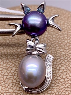 *Кулон Кошка Жемчуг Микс д.7*7,5 д.7,5*8мм арт. 3.0187.0.e-781 Вес 2,46 г - фото 292438