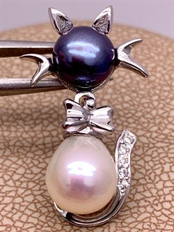 *Кулон Кошка Жемчуг Микс д.7*7,5 д.7,5*8мм арт. 3.0187.0.e-712 Вес 2,52 г - фото 292444