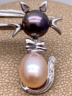 *Кулон Кошка Жемчуг Микс д.7*7,5 д.7,5*8мм арт. 3.0187.0.e-828 Вес 2,56 г - фото 292450