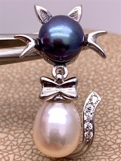 *Кулон Кошка Жемчуг Микс д.7*7,5 д.7,5*8мм арт. 3.0187.0.e-804 Вес 2,6 г - фото 292498