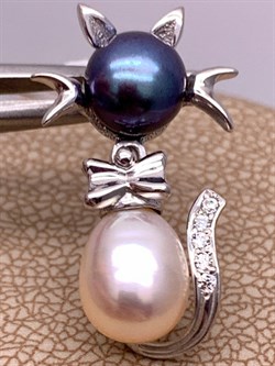 *Кулон Кошка Жемчуг Микс д.7*7,5 д.7,5*8мм арт. 3.0187.0.e-804 Вес 2,6 г - фото 292499