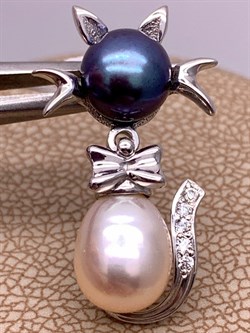 *Кулон Кошка Жемчуг Микс д.7*7,5 д.7,5*8мм арт. 3.0187.0.e-804 Вес 2,6 г - фото 292500