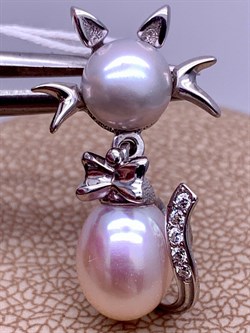 *Кулон Кошка Жемчуг Микс д.7*7,5 д.7,5*8мм арт. 3.0187.0.e-903 Вес 2,57 г - фото 292524