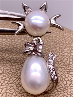 *Кулон Кошка Белый Жемчуг д.7*7,5 д.7,5*8мм арт. 3.0187.0.e-062 Вес 2,7 г - фото 292538 *Кулон Кошка Белый Жемчуг д.7*7,5 д.7,5*8мм арт. 3.0187.0.e-062 Вес 2,7 г - фото 292538