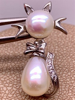 *Кулон Кошка Белый Жемчуг д.7*7,5 д.7,5*8мм арт. 3.0187.0.e-086 Вес 2,75 г - фото 292544 *Кулон Кошка Белый Жемчуг д.7*7,5 д.7,5*8мм арт. 3.0187.0.e-086 Вес 2,75 г - фото 292544