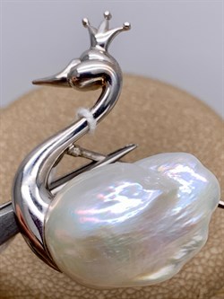 *Брошь Царевна Лебедь Белый Жемчуг Барокко д.14*18мм арт. 4.5503.0.x-813 Вес 8,59 г - фото 293229 *Брошь Царевна Лебедь Белый Жемчуг Барокко д.14*18мм арт. 4.5503.0.x-813 Вес 8,59 г - фото 293229