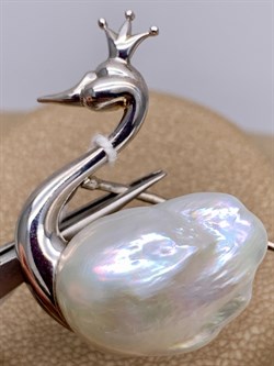 *Брошь Царевна Лебедь Белый Жемчуг Барокко д.14*18мм арт. 4.5503.0.x-813 Вес 8,59 г - фото 293230 *Брошь Царевна Лебедь Белый Жемчуг Барокко д.14*18мм арт. 4.5503.0.x-813 Вес 8,59 г - фото 293230