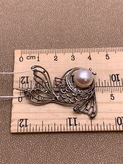 *Брошь Золотая Рыбка Белый Жемчуг д.10*10,5мм арт. 4.0230.0.b-328 Вес 6,52 г - фото 293251 *Брошь Золотая Рыбка Белый Жемчуг д.10*10,5мм арт. 4.0230.0.b-328 Вес 6,52 г - фото 293251