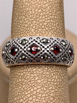 *Кольцо р.19 Микс Марказит Гранат Пироп арт. HR658-528 вес 8.25 г - фото 295897