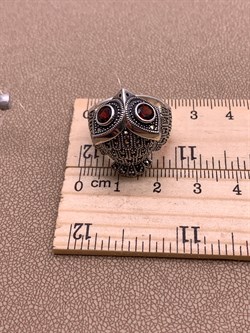 *Кольцо р.18 Сова Микс Марказит Гранат Пироп арт. HR849-778 вес 10.47 г - фото 295902