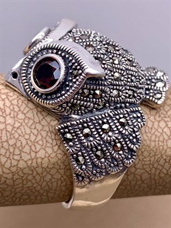 *Кольцо р.18 Сова Микс Марказит Гранат Пироп арт. HR849-778 вес 10.47 г - фото 295907