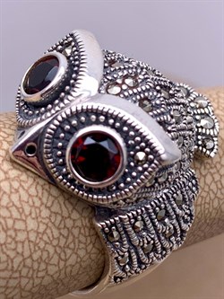 *Кольцо р.18 Сова Микс Марказит Гранат Пироп арт. HR849-778 вес 10.47 г - фото 295908