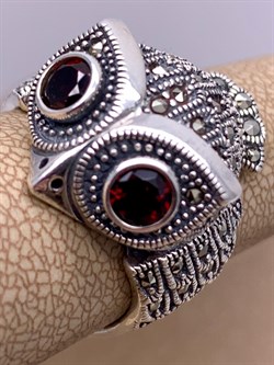 *Кольцо р.18 Сова Микс Марказит Гранат Пироп арт. HR849-778 вес 10.47 г - фото 295909