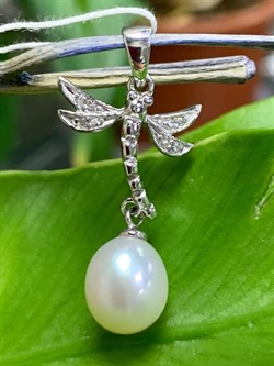 *Подвеска Стрекоза Белый Жемчуг арт. YA-P634-294 Вес 1,8 г - фото 296303