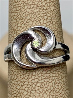 *Кольцо Elements р.17,5 Хризолит арт. 37-КЛ037-31-209-3,7 Вес 3,7 г - фото 296699