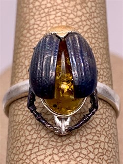 Кольцо Жук р.18,5 Золотистый Янтарь арт. 25030400095-095 Вес 5,55 г - фото 297241