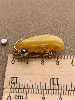 *Брошь Королевский Янтарь Жемчуг Эксклюзив арт. 725044п-028 Вес 6,45 г - фото 306647