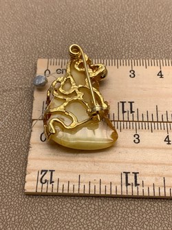 *Брошь Королевский Янтарь Жемчуг Эксклюзив арт. 725044п-028 Вес 6,45 г - фото 306648