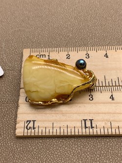 *Брошь Королевский Янтарь Жемчуг Эксклюзив арт. 725044п-028 Вес 6,45 г - фото 306649