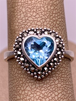 *Кольцо р.19 Микс Марказит Голубой Топаз Сердце арт. HR622-884 вес 4.2 г - фото 309497