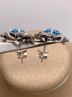 *Серьги Пусеты Цветки Марказит Голубой Топаз арт. HE1456-746 вес  6,27 г - фото 309908 *Серьги Пусеты Цветки Марказит Голубой Топаз арт. HE1456-746 вес  6,27 г - фото 309908