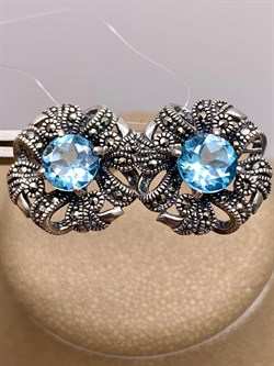 *Серьги Пусеты Цветки Марказит Голубой Топаз арт. HE1456-746 вес  6,27 г - фото 309909 *Серьги Пусеты Цветки Марказит Голубой Топаз арт. HE1456-746 вес  6,27 г - фото 309909