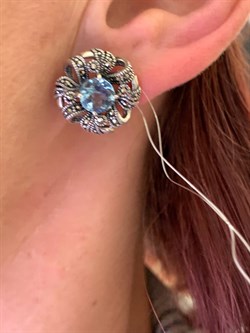 *Серьги Пусеты Цветки Марказит Голубой Топаз арт. HE1456-746 вес  6,27 г - фото 309911 *Серьги Пусеты Цветки Марказит Голубой Топаз арт. HE1456-746 вес  6,27 г - фото 309911