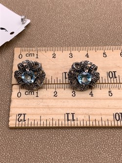 *Серьги Пусеты Цветки Марказит Голубой Топаз арт. HE1456-746 вес  6,27 г - фото 309913 *Серьги Пусеты Цветки Марказит Голубой Топаз арт. HE1456-746 вес  6,27 г - фото 309913