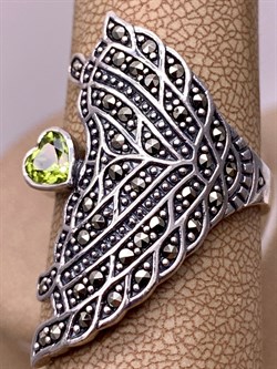 *Кольцо р.17 Крыло Бабочки Марказит Хризолит Сердце арт. HR676-415 вес 8,26 г - фото 310421