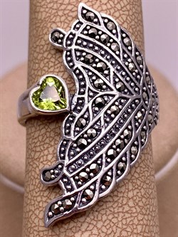 *Кольцо р.17 Крыло Бабочки Марказит Хризолит Сердце арт. HR676-415 вес 8,26 г - фото 310422